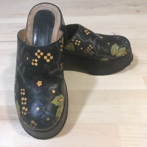 Candies Vintage Chunky Floral Clogs US Size 6